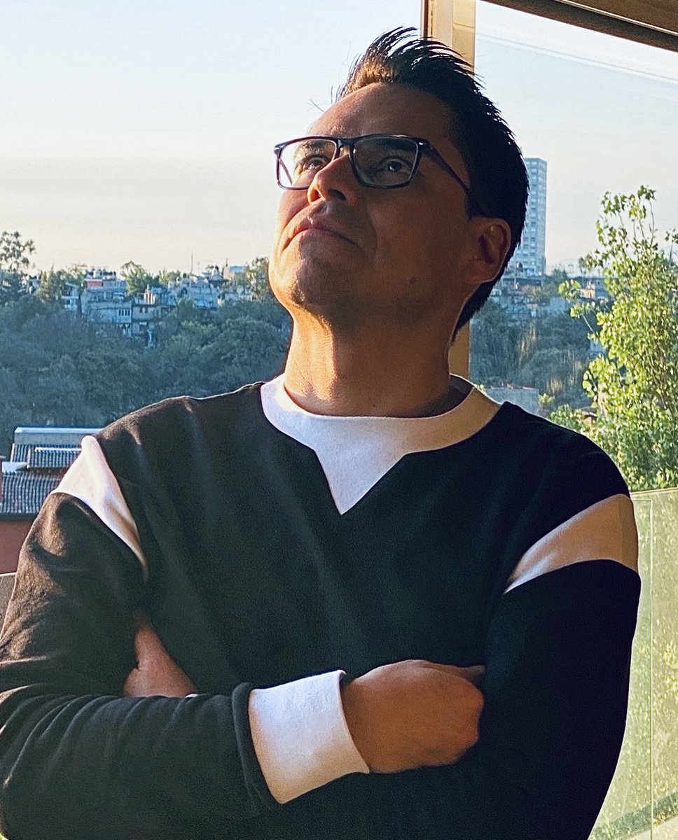 aesquinca's tweet photo. #ElPoderDelSonido 🔊 25 septiembre 
Yo respeto mucho las creencias de cada quien, hoy le quiero dar simplemente mi muy personal punto de vista acerca de LA IMPORTANCIA DE LA FE. Creer en algo superior no es una cuestión de religión, dogma o ritual; es, en el fondo, una manera de sostener el alma en medio de las tormentas de la vida. La fe es ese refugio invisible que le da sentido a lo que no comprendemos, posibilidad a lo que nos parece imposible, fuerza para enfrentar cualquier desafío y compañía cuando nos sentimos insoportablemente solos. Es la certeza íntima de que no estamos a la deriva en un universo indiferente, sino acompañados, guiados, apoyados y sostenidos por algo más grande que nosotros.
Cuando alguien no cree en nada, lo que se queda es un vacío difícil de llenar. En los momentos de dolor profundo, en la enfermedad, en la pérdida, en las horas largas de incertidumbre, no hay con quien compartir el peso del sufrimiento ni en quien descansar la tristeza, las preocupaciones. No hay a quien encomendarse ni de quien abrazarse. La mente busca respuestas y no las encuentra, el corazón clama consuelo y recibe silencio. Es como caminar por un desierto sin horizonte, donde la sed nunca se calma y el sol nunca se oculta.
La fe, en cambio, abre una puerta a la luz de lo invisible. No elimina los problemas del todo, pero los hace más llevaderos, porque introduce la confianza de que cada experiencia tiene un sentido, de que existe un orden que trasciende nuestra lógica limitada. Y en esa confianza encontramos la paz que ninguna explicación racional puede darnos.
No creer en nada es dejar al alma huérfana, creer en algo superior es recordarle que tiene un hogar. Y quizá esa sea la diferencia más grande: si tenemos fe, nunca estamos solos. Sin ella, incluso rodeados de gente, podemos sentirnos perdidos. La fe es conocimiento y es, en esencia, la certeza de que somos parte de un TODO divino y que siempre habrá una mano tendida, aunque no podamos verla.
Esto va mucho más allá de cualquier religión.
Que esto resuene en su corazón y tenga una bendecida jornada 🙏🏻
OM NAMAH SHIVAYA 🙏🏻📿