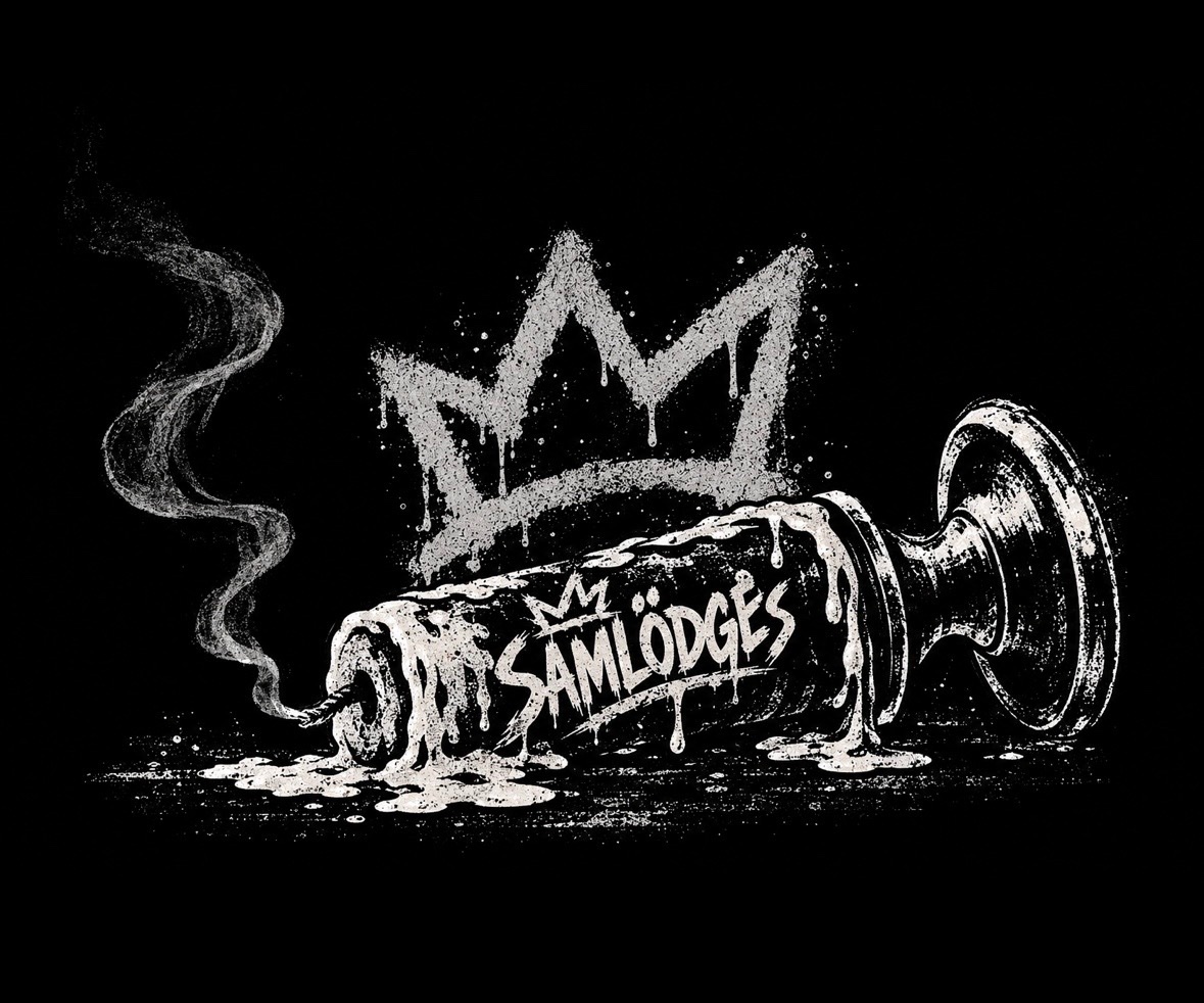 SSamlodge's tweet photo. まだSAMLÖDGE’Sを知らない方々へ。

俺たちは、ハコやレーベルから推されてる訳でもない。
だから、自分たちから動かないと知ってもらえないし、見てもらえない。

推されていたバンドがどんどん活動を終えていく中、俺たちは今もこうして続けています。

しかも、まだまだやる気あります。

「今、売れそうなバンド」を見つけることも大切。
でも、「あと何年、このバンドは残っていくんだろう」って見抜くことも、きっと大切。

こういうバンド、意外と全国各地に残ってるはずです。

俺たちは火のついてないローソクです。

火を起こせるのはフロアの皆さんです🔥

どうか火を灯してください❤️‍🔥

みなさん是非SAMLÖDGE’Sと灯しましょう🤝
