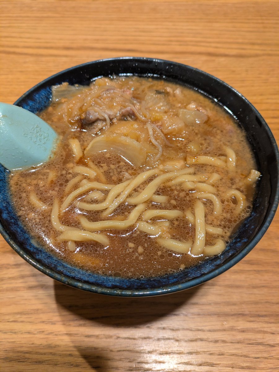 murakami_cti's tweet photo. 肉じゃがラーメンを作ったら、何だか美味しい😆

菊水さんの「豚とニンニクとあぶら。」スープと自家製豚骨スープ、それにワシワシ系麺。

そこに妻の肉じゃがをトッピング。

１週間の疲れ、吹き飛びます😄 https://t.co/u5WG1pDehA
