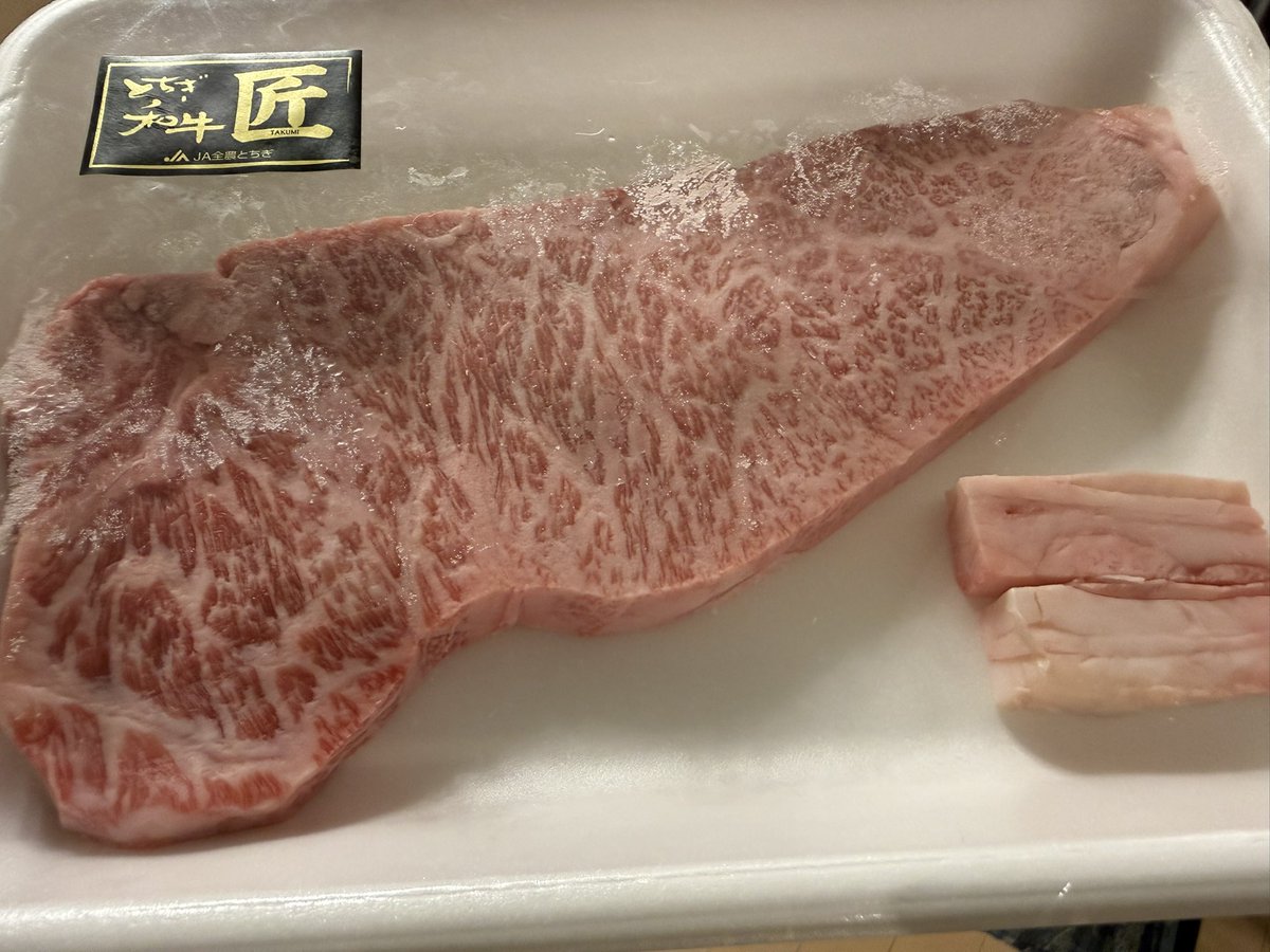 shake_hori's tweet photo. シルバーウィークは益子、那須へ

途中、和気精肉店のとちぎ和牛のサーロインを購入
なんと200gで3,000円…

益子焼に盛り付けて美味しくいただきました

那須のペニーレインのパンも美味しかったっすね〜 https://t.co/neUjHqycws