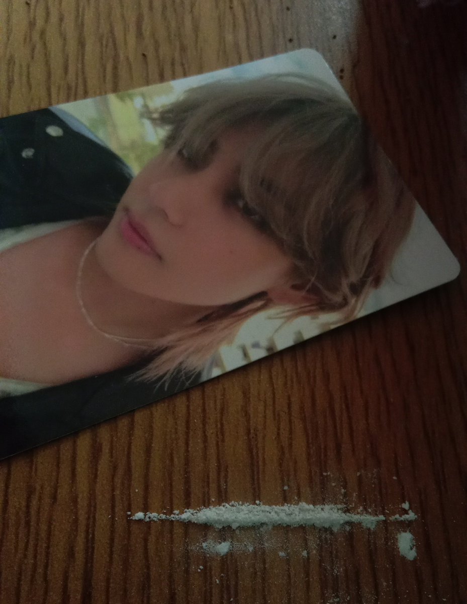 kioositaw's tweet photo. mini linea en el liceo con la pc de tae #drugtw https://t.co/4lJv27NcJx