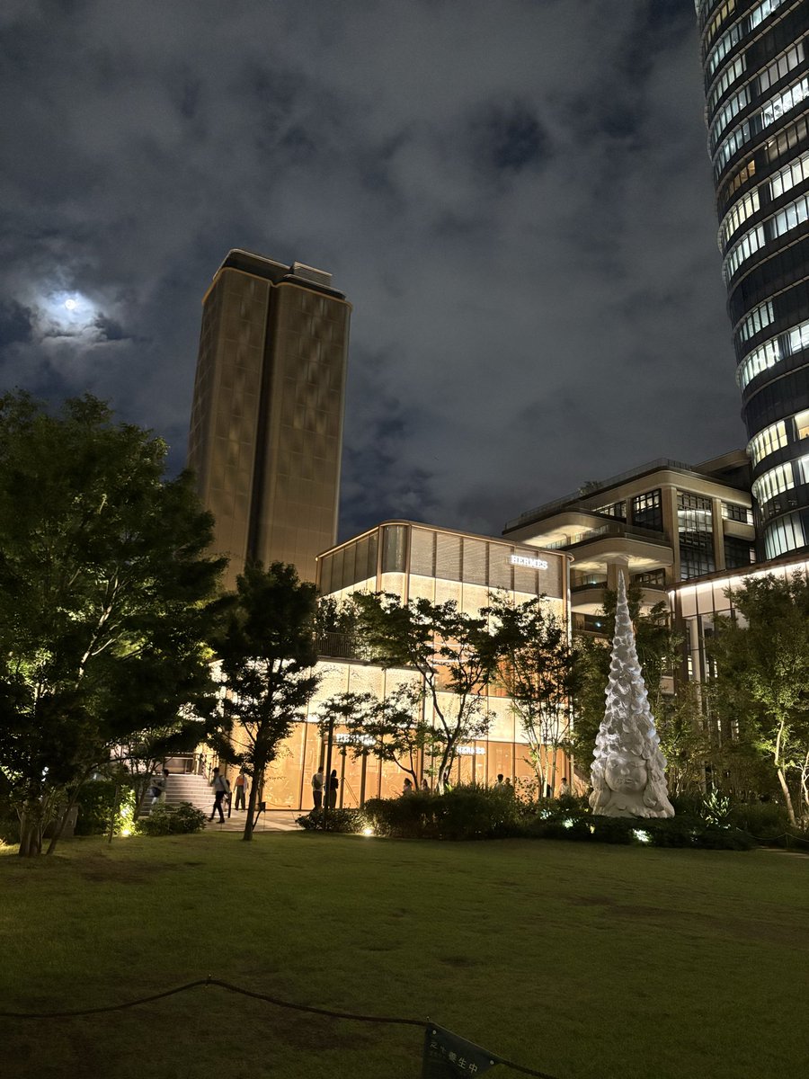plusAatsuko's tweet photo. 雲間から十五夜🌝 https://t.co/aXaZFj7NhQ