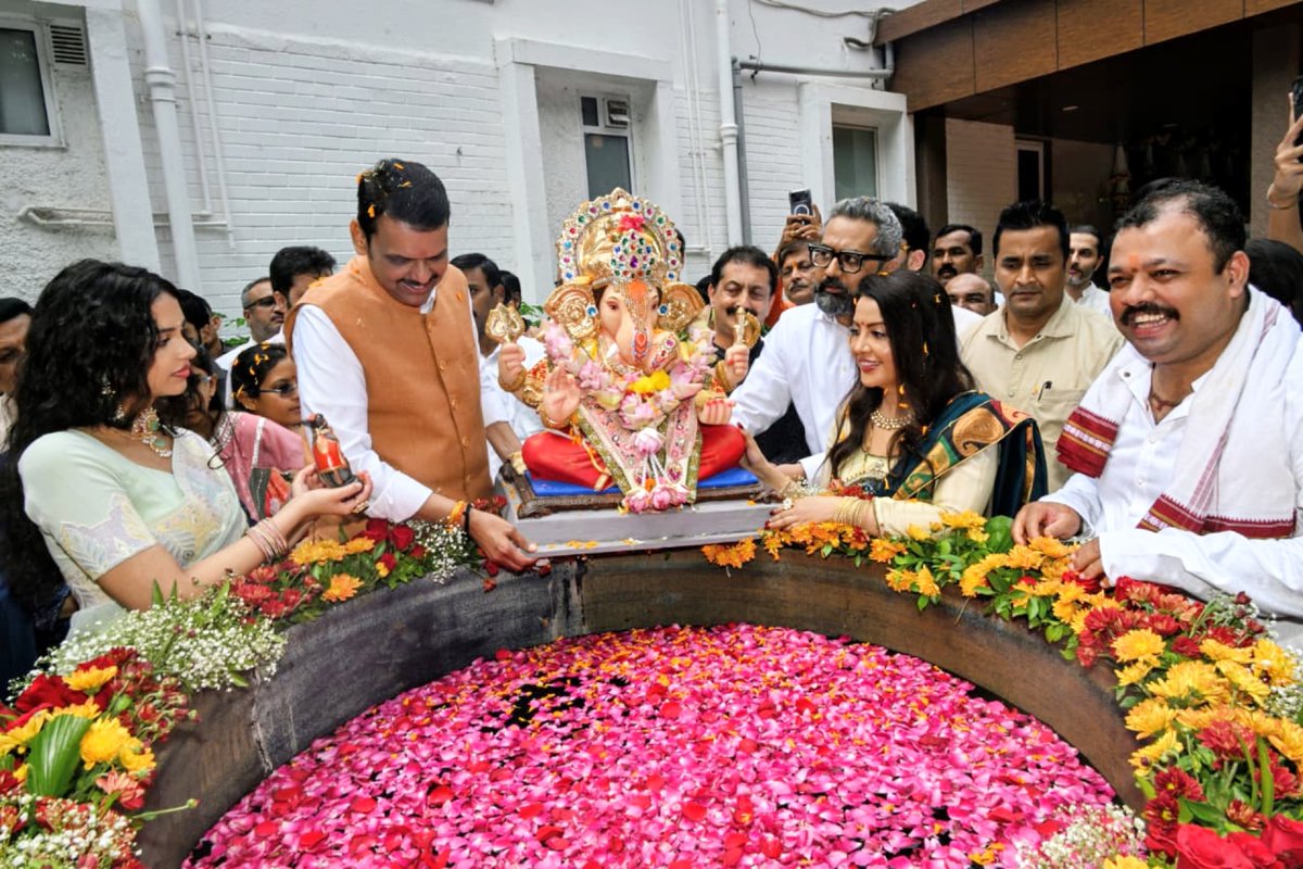 Dev_Fadnavis's tweet photo. निरोप घेतो देवा आम्हा आज्ञा असावी,
चुकले आमुचे काही त्याची क्षमा असावी...🌺

आज वर्षा निवासस्थानी कुटुंबीयांसोबत लाडक्या गणरायाचे पर्यावरणपूरक पद्धतीने विसर्जन केले.
गेल्या काही दिवसांपासून बाप्पाच्या भक्तीत रमलेले मन आज निरोपाच्या क्षणी भरून आले. पण बाप्पाचे विसर्जन म्हणजे वियोग नाही, तर नव्या आशा, नव्या संकल्पांसह पुढे जाण्याचा एक नवा आरंभ आहे.
बाप्पाची कृपा आणि आशीर्वाद सदैव आपल्या सर्वांवर राहोत, जनतेच्या जीवनातील सर्व चिंता-विघ्ने दूर होवोत, हीच मनोभावे प्रार्थना.

गणपती बाप्पा मोरया!
पुढच्या वर्षी लवकर या! 🙏

#Maharashtra #GaneshVisarjan #GanpatiBappaMorya
