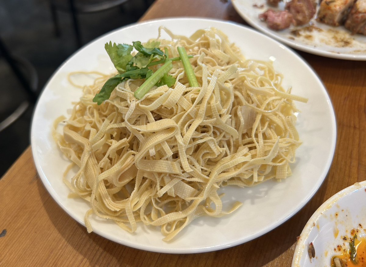 Hrwmm's tweet photo. 羊香味坊で今週の〆
適当に頼んだ押し豆腐の冷菜が大当たり https://t.co/W3zaiRYFlo