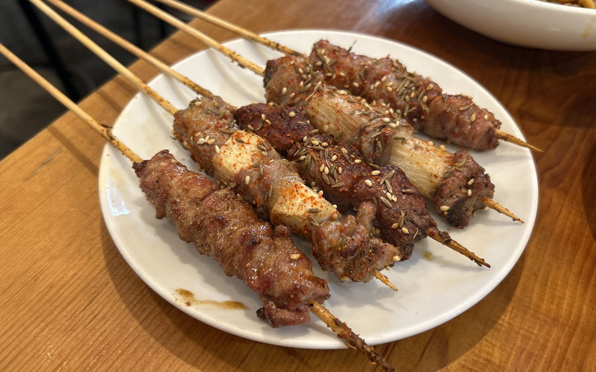 Hrwmm's tweet photo. 羊香味坊で今週の〆
適当に頼んだ押し豆腐の冷菜が大当たり https://t.co/W3zaiRYFlo