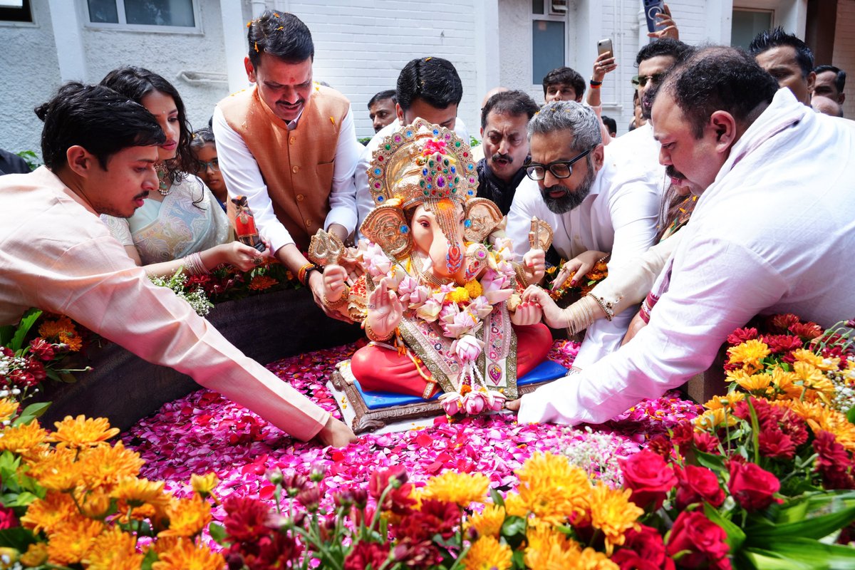 Dev_Fadnavis's tweet photo. निरोप घेतो देवा आम्हा आज्ञा असावी,
चुकले आमुचे काही त्याची क्षमा असावी...🌺

आज वर्षा निवासस्थानी कुटुंबीयांसोबत लाडक्या गणरायाचे पर्यावरणपूरक पद्धतीने विसर्जन केले.
गेल्या काही दिवसांपासून बाप्पाच्या भक्तीत रमलेले मन आज निरोपाच्या क्षणी भरून आले. पण बाप्पाचे विसर्जन म्हणजे वियोग नाही, तर नव्या आशा, नव्या संकल्पांसह पुढे जाण्याचा एक नवा आरंभ आहे.
बाप्पाची कृपा आणि आशीर्वाद सदैव आपल्या सर्वांवर राहोत, जनतेच्या जीवनातील सर्व चिंता-विघ्ने दूर होवोत, हीच मनोभावे प्रार्थना.

गणपती बाप्पा मोरया!
पुढच्या वर्षी लवकर या! 🙏

#Maharashtra #GaneshVisarjan #GanpatiBappaMorya
