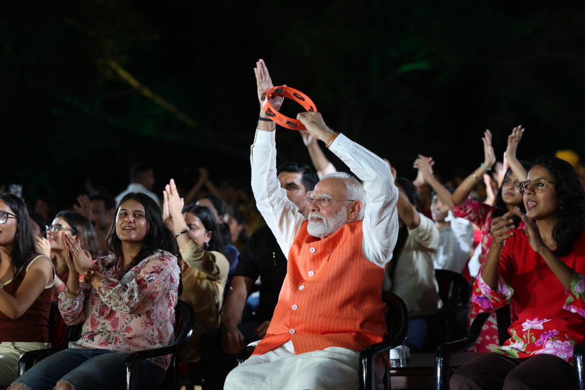 Indian_Analyzer's tweet photo. 🚨💥 BREAKING: PM MODI JOINS A BHAJAN CLUBBING EVENT IN DELHI.

=> First Indian Prime Minister to publicly embrace his SANTANI identity in such a "Bhajan Clubbing event"

Tradition. Faith. Modern India. 🇮🇳 https://t.co/kie7gtpK2h