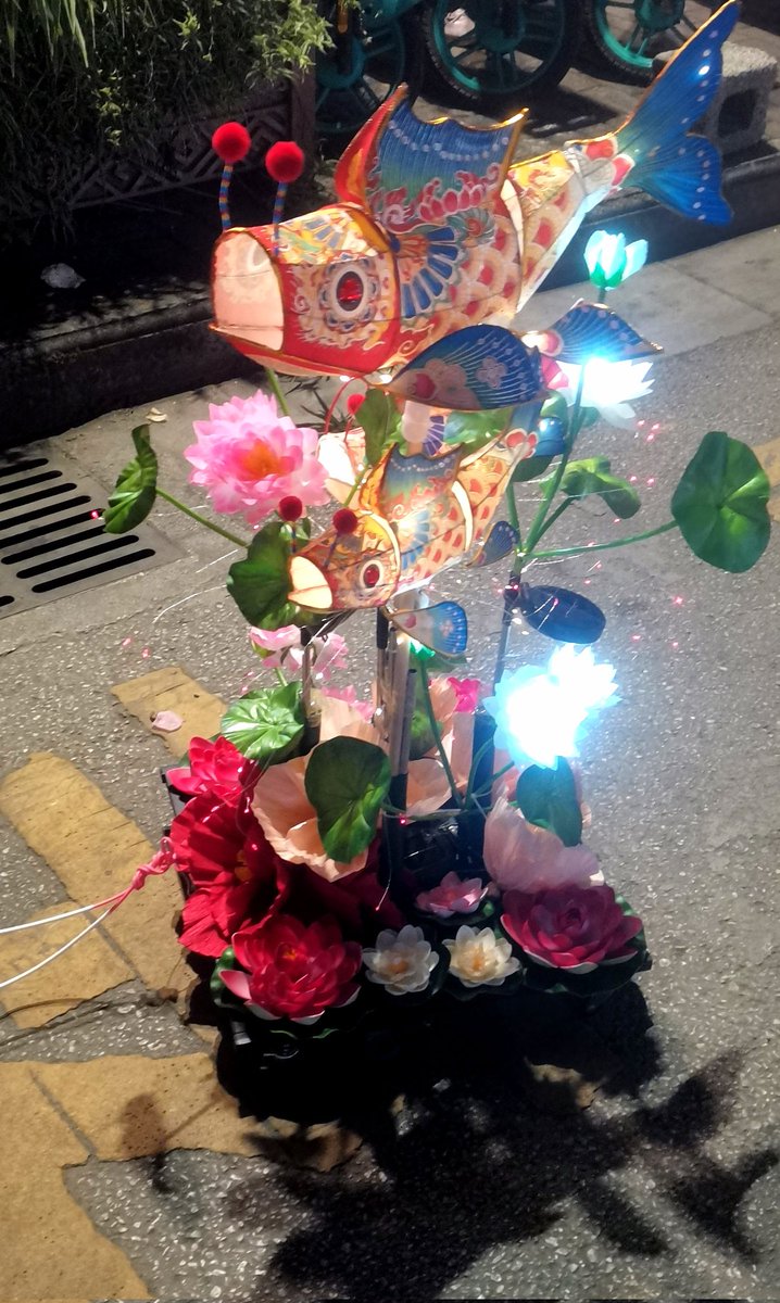 panghulao's tweet photo. 中秋节快乐～今天有花灯巡游，有一些灯笼是民间的人自己做的 https://t.co/Et9m5QVUjw