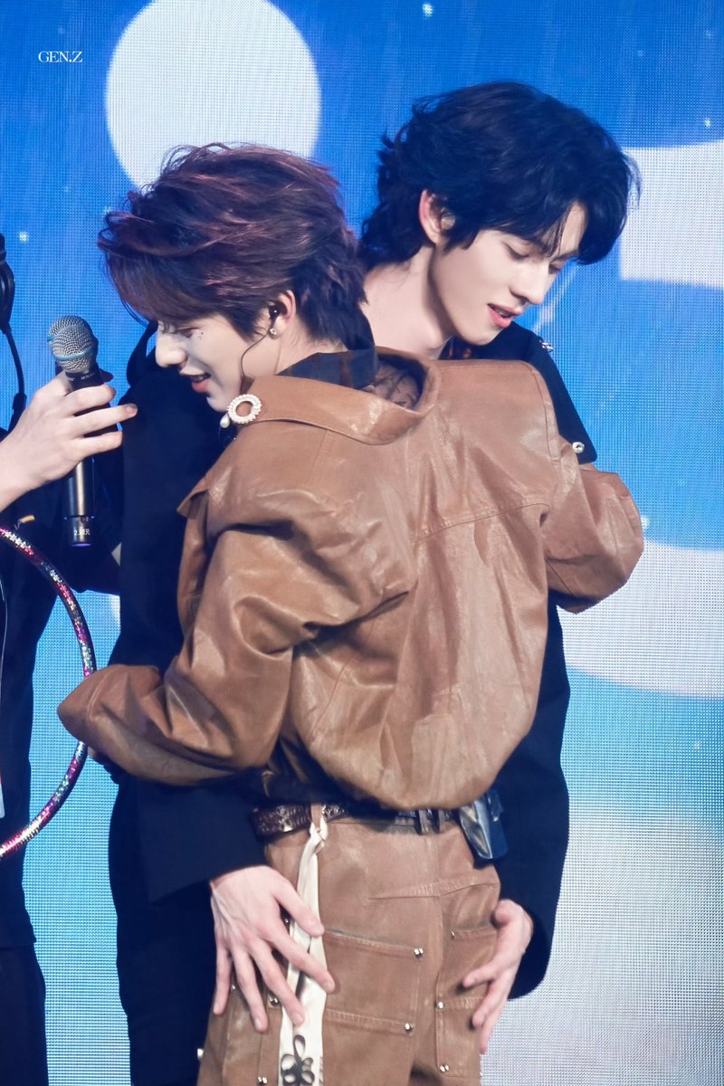 Liset16753's tweet photo. The way Ollie grabs and touches Shuyuan screams: MINE😌.

FECHA DE LA LUNA LLENA DE TIANYUAN

#Ollie #Shuyuan #TianYuan
#OllieShuyuanInMacauDay1 https://t.co/XEwS4mbugV