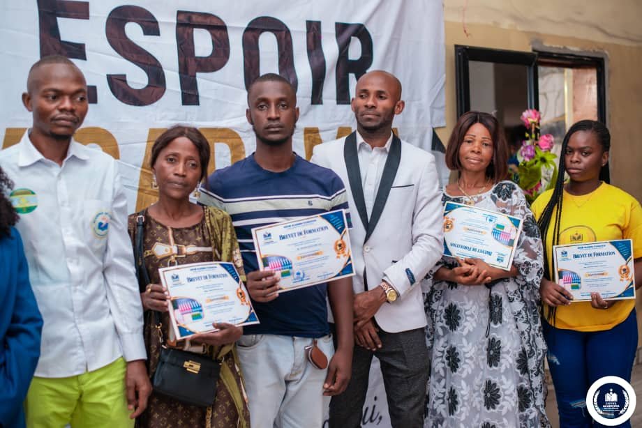 PlamedieAl's tweet photo. Retour en images sur la cérémonie de remise des brevets sanctionnant la fin de la formation pratique en savonnerie que nous avons organisée en collaboration avec @Espoiracademiafoundation https://t.co/rrZu4NJuNJ