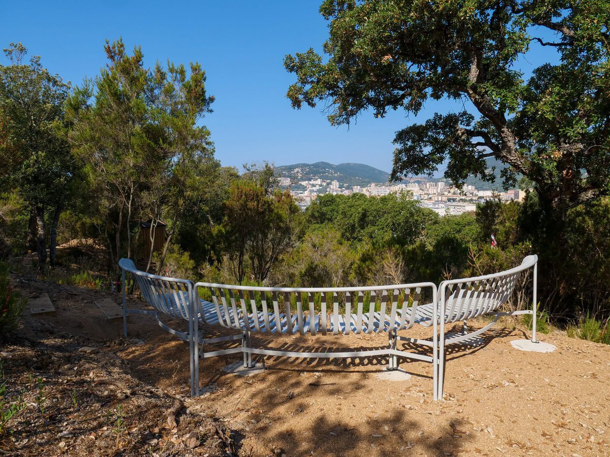 pays_ajaccien's tweet photo. 🌳Parc urbain Saint-Joseph : le projet se poursuit, le cap reste inchangé.

Le  parc urbain de Saint-Joseph sera bien mené à son terme.
Face aux contraintes rencontrées sur ce chantier complexe, la CAPA prend ses responsabilités et adapte la conduite du projet.
La découverte d’une pollution ancienne aux hydrocarbures sur environ 300 m² d’un site de huit hectares nécessite des investigations complémentaires.

Les travaux se poursuivent dans les secteurs non impactés.

La CAPA fait le choix d’avancer avec méthode, en plaçant la sécurité, la protection de l’environnement et la bonne utilisation des deniers publics au premier plan.

Le cap, lui, ne change pas : les huit hectares de l’ancien site industriel de Saint-Joseph seront transformés en un grand parc urbain au service des habitants du Pays Ajaccien.

👉 Retrouvez le communiqué complet de la CAPA : https://t.co/zV43HhQzMW