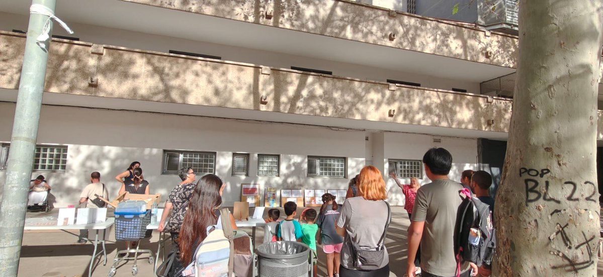 AspaymCat's tweet photo. Esta semana @AcmahO, Amics quart mon y @aspaymcat hicimos la actividad Barrijoc en la Plaza de la Pau. Fue una tarde muy enriquecedora y divertida en la que las 3 entidades pudimos mostrar al barrio y la ciudadanía el trabajo que realizamos https://t.co/Rs7obNNIzT