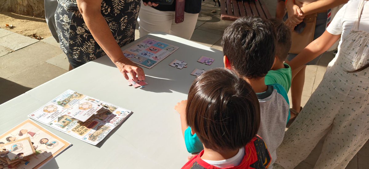 AspaymCat's tweet photo. Esta semana @AcmahO, Amics quart mon y @aspaymcat hicimos la actividad Barrijoc en la Plaza de la Pau. Fue una tarde muy enriquecedora y divertida en la que las 3 entidades pudimos mostrar al barrio y la ciudadanía el trabajo que realizamos https://t.co/Rs7obNNIzT