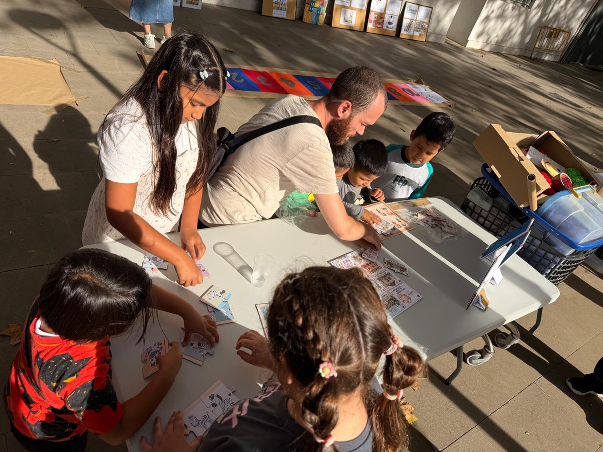 AspaymCat's tweet photo. Esta semana @AcmahO, Amics quart mon y @aspaymcat hicimos la actividad Barrijoc en la Plaza de la Pau. Fue una tarde muy enriquecedora y divertida en la que las 3 entidades pudimos mostrar al barrio y la ciudadanía el trabajo que realizamos https://t.co/Rs7obNNIzT