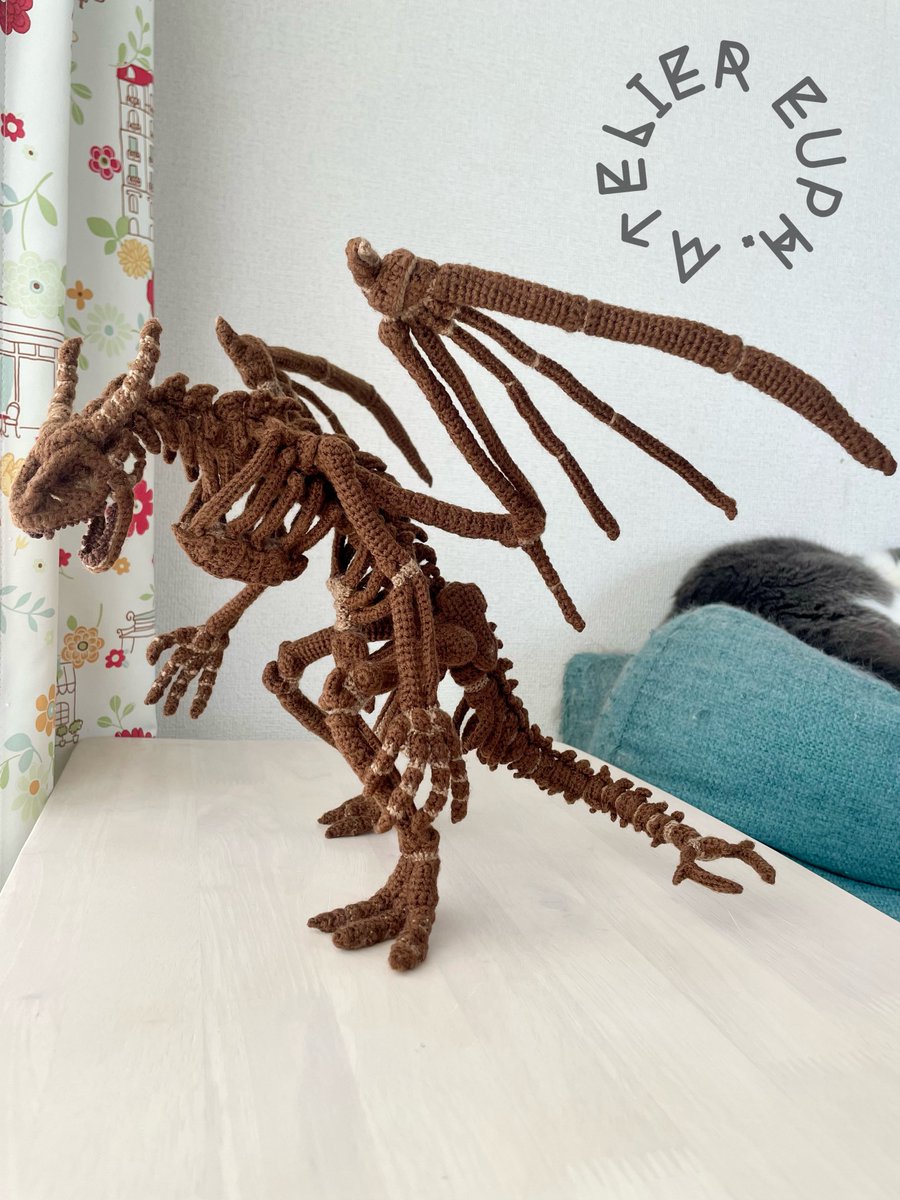 bon_66's tweet photo. 編み物を18年続けると、ドラゴンの全身骨格を作れるようになります https://t.co/SfluLve38N