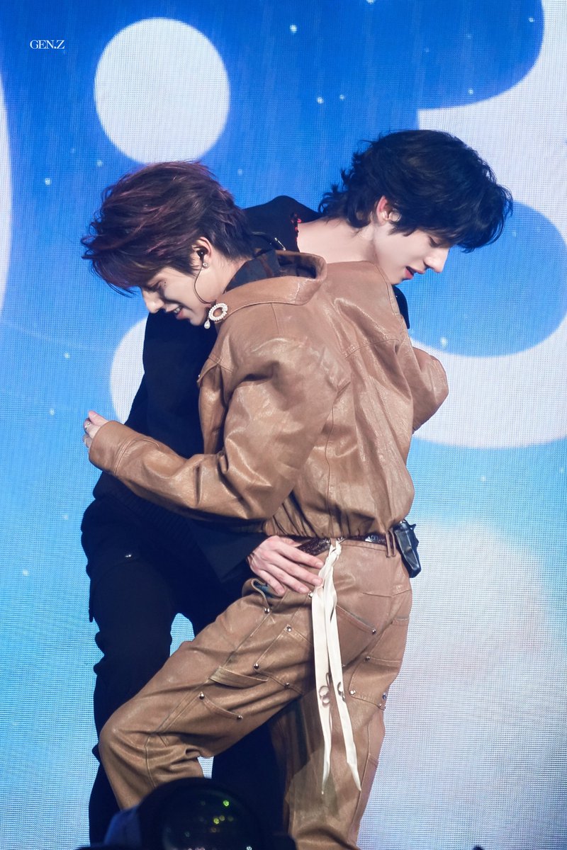 Liset16753's tweet photo. The way Ollie grabs and touches Shuyuan screams: MINE😌.

FECHA DE LA LUNA LLENA DE TIANYUAN

#Ollie #Shuyuan #TianYuan
#OllieShuyuanInMacauDay1 https://t.co/XEwS4mbugV