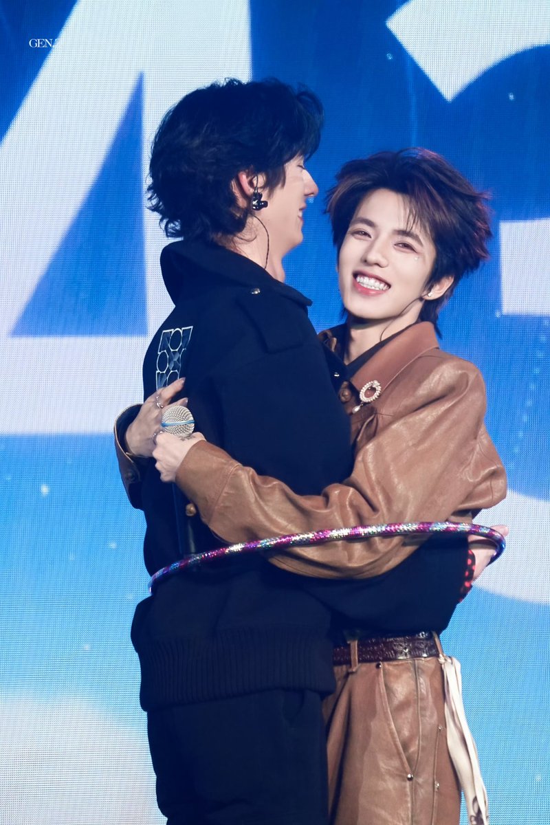 Liset16753's tweet photo. The way Ollie grabs and touches Shuyuan screams: MINE😌.

FECHA DE LA LUNA LLENA DE TIANYUAN

#Ollie #Shuyuan #TianYuan
#OllieShuyuanInMacauDay1 https://t.co/XEwS4mbugV
