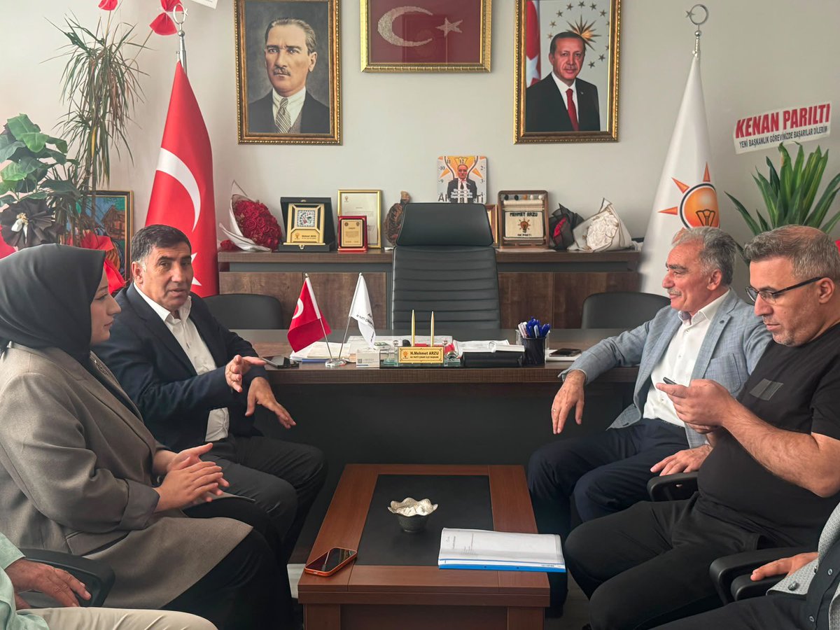 davutyildiz21's tweet photo. #Teşkilat Buluşmaları Programı Kapsamında Bugün;

📍Çınar’dayız.

İl Bilgi İşlem Uzmanımız Cengiz Babayiğit,İl Teşkilat Başkan Yardımcılarımız Osman Merdanoğlu,Rojda Türkeş ile;

#Çınar İlçe Başkanımız Sayın Mehmet Arzu ve 3 kademe teşkilat başkanlarımızla bir araya geldik. https://t.co/iuiWutMn13