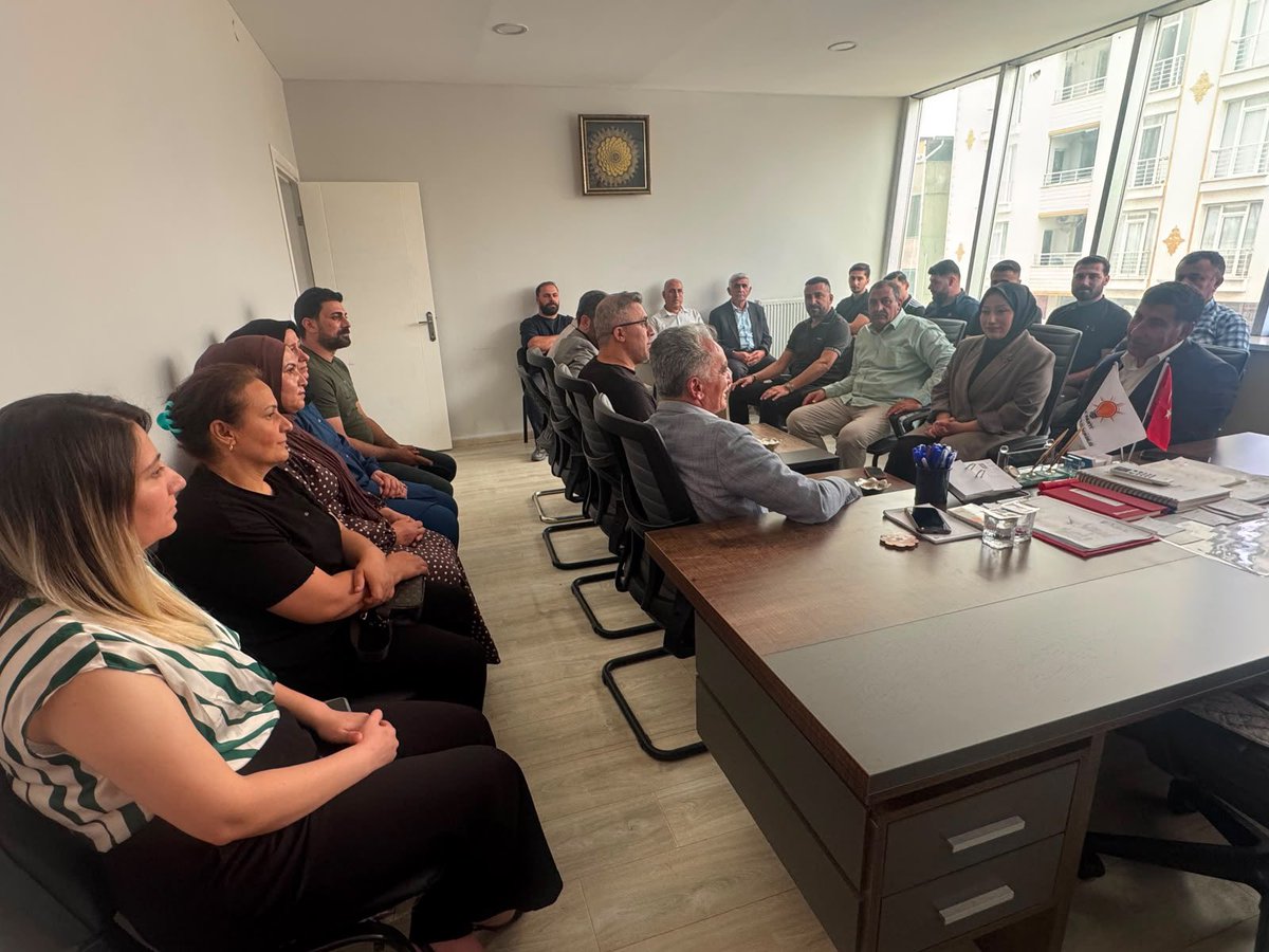 davutyildiz21's tweet photo. #Teşkilat Buluşmaları Programı Kapsamında Bugün;

📍Çınar’dayız.

İl Bilgi İşlem Uzmanımız Cengiz Babayiğit,İl Teşkilat Başkan Yardımcılarımız Osman Merdanoğlu,Rojda Türkeş ile;

#Çınar İlçe Başkanımız Sayın Mehmet Arzu ve 3 kademe teşkilat başkanlarımızla bir araya geldik. https://t.co/iuiWutMn13