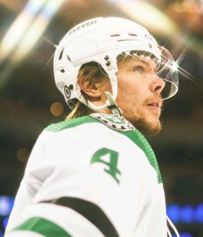 cowboykyla's tweet photo. miro days until stars hockey is back https://t.co/I0HGFCq0yY