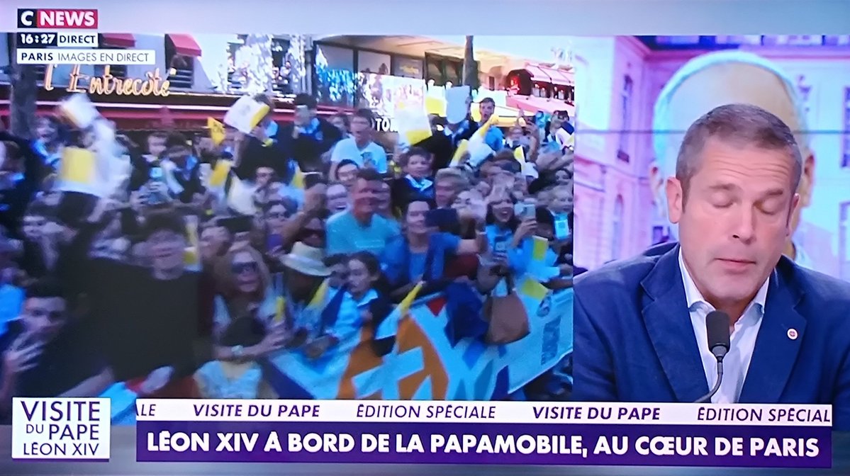PhelixTjm's tweet photo. Images de la retransmission de la visite du Pape.. #Cnews Parce qu'il faut dire les choses.. Les gens qui sont sur les bords du chemin emprunté par le St. Père ne sont pas trop façon black-block #ArchiFa , survêtement basket casquette.. https://t.co/m9EdUlYi0I