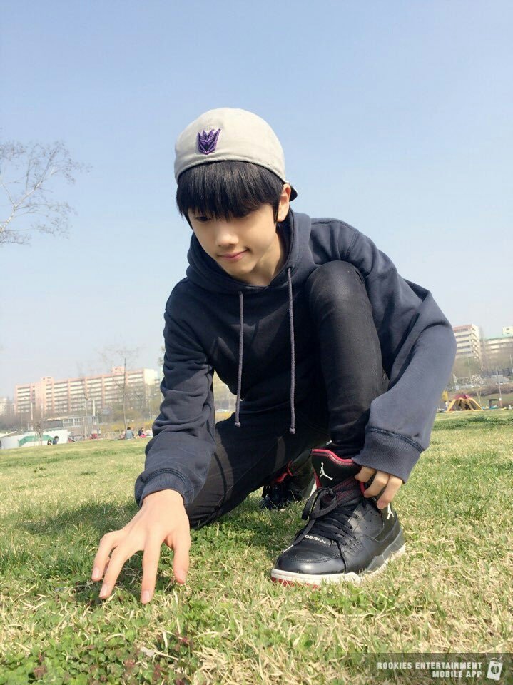 nongjimeow's tweet photo. มันจริงที่ว่าน้องจีซองไม่เคยมียุคมืดเลยเจ้าค่ะพระเจ้าตั้งใจสร้างมากๆสร้างตอนอารมณ์ดีด้วยซ้ำชั้นตกหลุมรักตั้งแต่เเรกเห็น🥺🥺🥺🥹🥹🥹😭😭😭😭🩷🩷🩷🩵🩵🩵🤍🤍🤍 https://t.co/hoz4EC5N3o