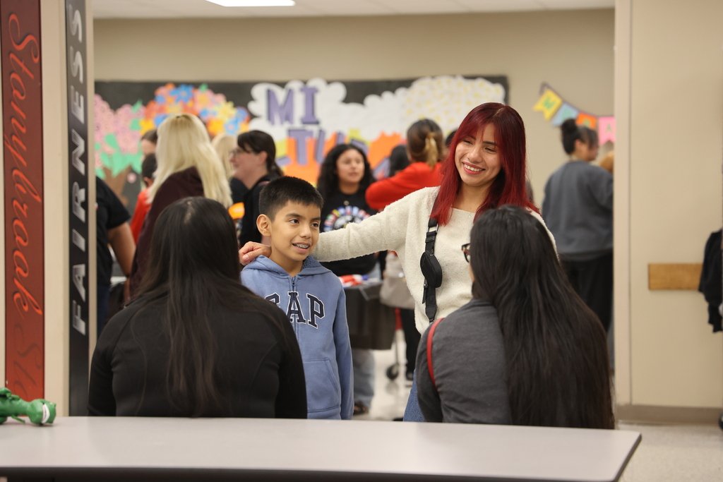 msdwarren's tweet photo. 🎉 Celebrating Hispanic Heritage in Warren! Our community came together at Stonybrook Middle School for an evening filled with culture, food, music, dancing, crafts, and fun! Thank you to everyone who came to celebrate! 💃🎶
#WarrenWill #PrideoftheEastside https://t.co/36oZFlyeM4