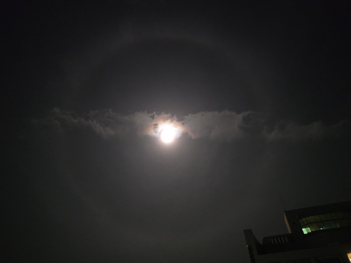 kisa_vich's tweet photo. 夜のチャリ散歩☆

今日は十五夜なのだけど、満月は2日後というちょっと珍しい日で。
プラス『月暈(月ハロ)』が見えたのよ♪
天気が崩れていく時に起こる現象だそうだけど
『幸運の訪れを知らせる吉兆』とも言うから
それを信じて前向きにいくわ〜☆

良いことありまずように〜♪
#青森市 https://t.co/AzLWJceXwO