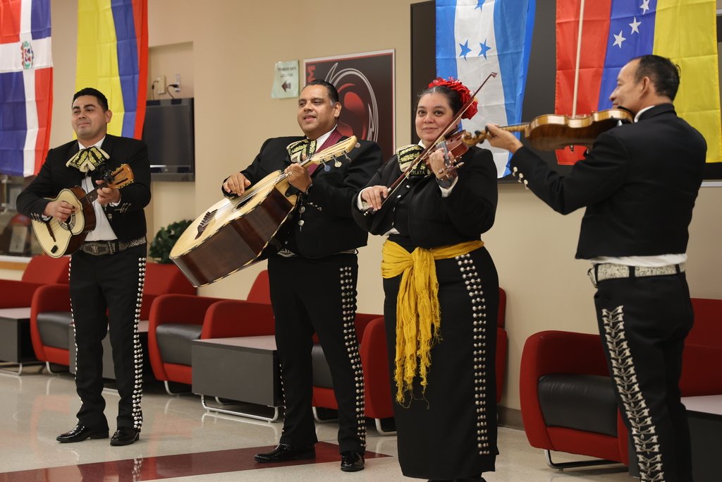 msdwarren's tweet photo. 🎉 Celebrating Hispanic Heritage in Warren! Our community came together at Stonybrook Middle School for an evening filled with culture, food, music, dancing, crafts, and fun! Thank you to everyone who came to celebrate! 💃🎶
#WarrenWill #PrideoftheEastside https://t.co/36oZFlyeM4