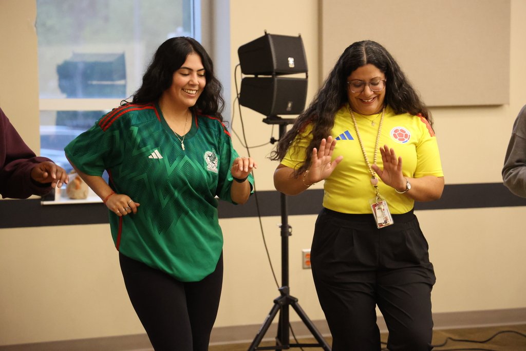 msdwarren's tweet photo. 🎉 Celebrating Hispanic Heritage in Warren! Our community came together at Stonybrook Middle School for an evening filled with culture, food, music, dancing, crafts, and fun! Thank you to everyone who came to celebrate! 💃🎶
#WarrenWill #PrideoftheEastside https://t.co/36oZFlyeM4