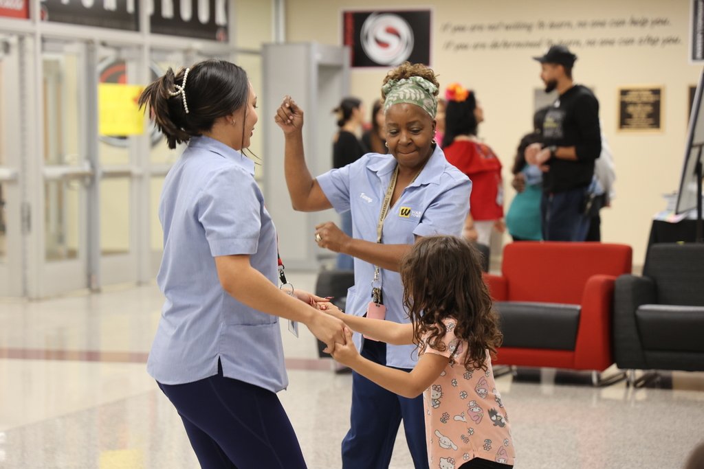 msdwarren's tweet photo. 🎉 Celebrating Hispanic Heritage in Warren! Our community came together at Stonybrook Middle School for an evening filled with culture, food, music, dancing, crafts, and fun! Thank you to everyone who came to celebrate! 💃🎶
#WarrenWill #PrideoftheEastside https://t.co/36oZFlyeM4