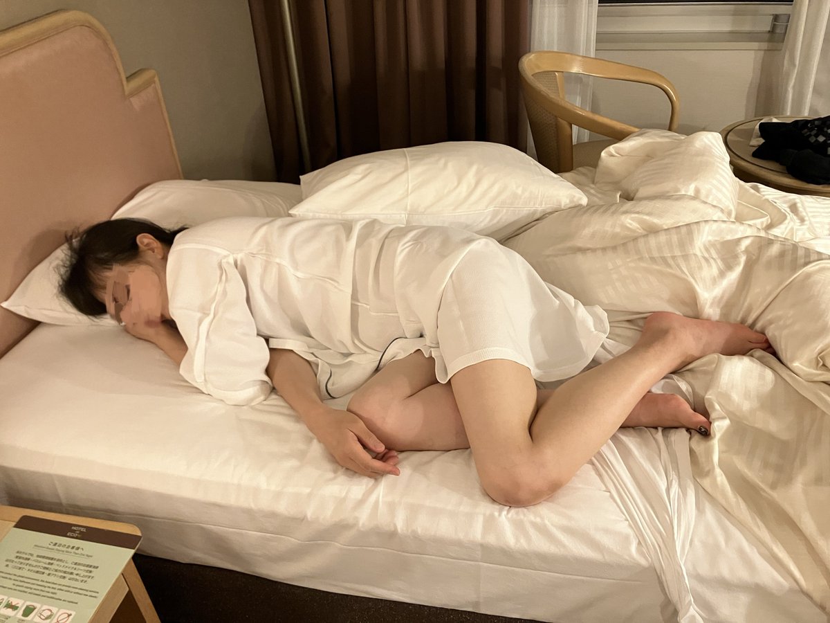 W7Nkg's tweet photo. 寝取らせ後の部屋に入ると…だったらいいんだけど。

家族旅行の一コマです。

#NTR #寝取 #他人棒 #M男 #夫婦
#不倫 #浮気 #熟女 #人妻 #熟年夫婦 https://t.co/Ob89C8NkjY