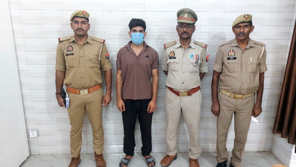 agrapolice's tweet photo. अपडेट-

12 वर्षीय बहन के इलाज संबंधी फर्जी दस्तावेज तैयार कर X (पूर्व में ट्विटर) पर पोस्ट के माध्यम से लोगों की भावनाओं से खिलवाड़ करते हुए गलत तरीके से धनराशि (Crowd Funding) प्राप्त करने वाले अभियुक्त अजयवीर सिंह उर्फ जय सिंह राठौड़ को आज थाना बाह पुलिस द्वारा माननीय न्यायालय के समक्ष पेश किया गया।

माननीय न्यायालय द्वारा अभियुक्त को न्यायिक अभिरक्षा में जेल भेजा गया है।
नोट- अजयवीर उपरोक्त 3 भाई हैं। इसके कोई भी सगी बहन नहीं है।
@DeepakKumarIPS 
@CPAgra_ 
#UPPolice