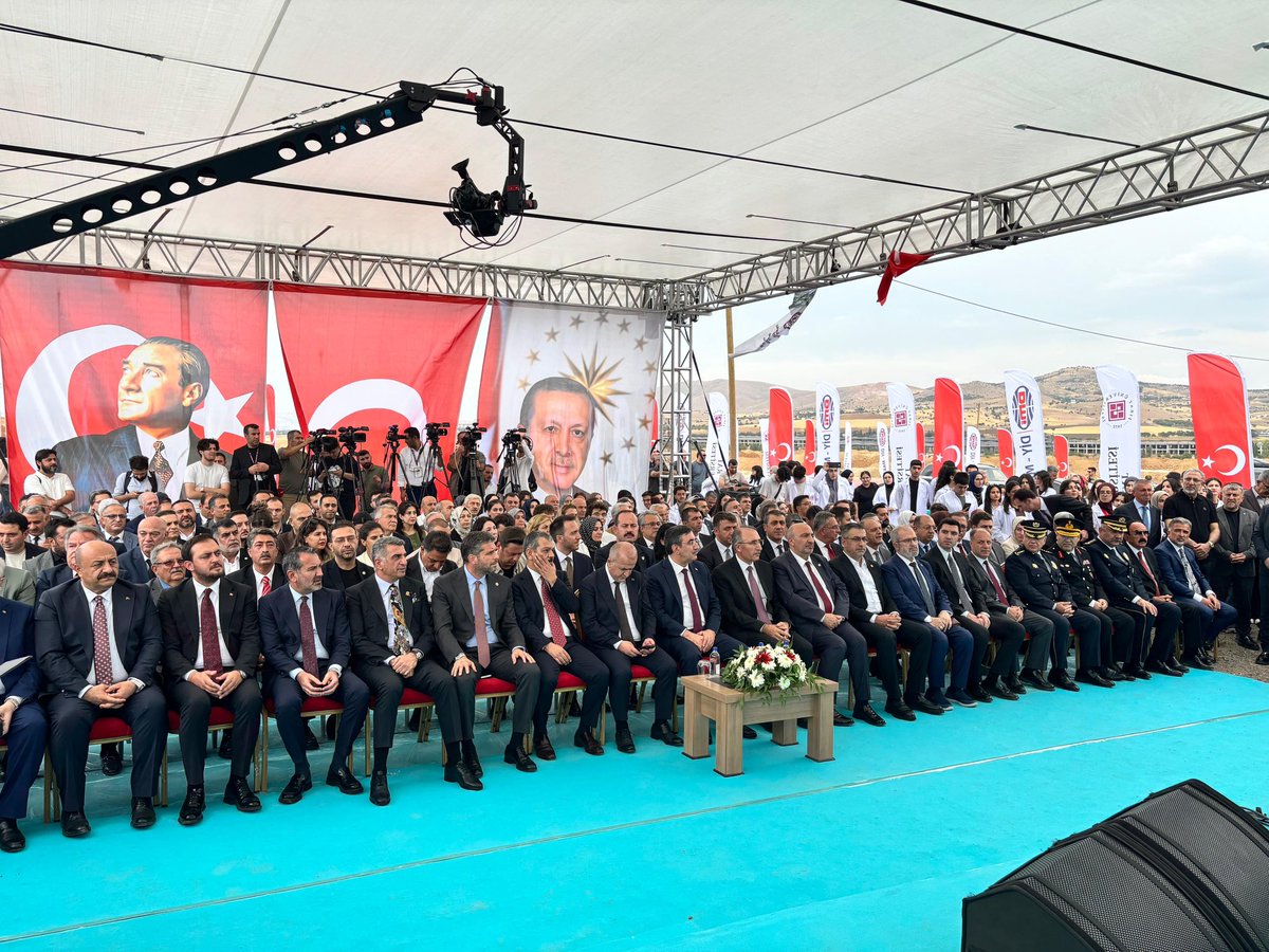 isselmanoglu23's tweet photo. Cumhurbaşkanı Yardımcımız Sayın Cevdet Yılmaz’ın teşrifleriyle Fırat Üniversitesi Hastanesi Temel Atma Töreni’ni gerçekleştirdik.

800 yatak kapasitesiyle hizmet verecek yeni hastanemiz, Elazığ’ımızın ve bölgemizin sağlık altyapısını daha da güçlendirecektir.

Bu önemli sağlık yatırımının Aziz şehrimize hayırlı olmasını diliyor; başta Cumhurbaşkanımız Sayın Recep Tayyip Erdoğan olmak üzere, Sağlık Bakanımız Sayın Kemal Memişoğlu’na ve emeği geçen herkese teşekkür ediyorum.

@Akparti 
@abuyukgumus