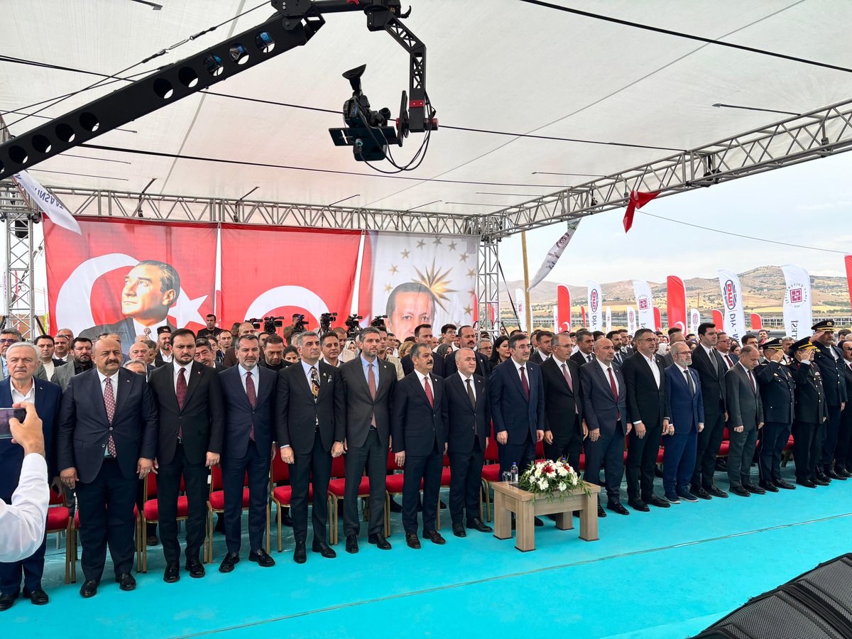 isselmanoglu23's tweet photo. Cumhurbaşkanı Yardımcımız Sayın Cevdet Yılmaz’ın teşrifleriyle Fırat Üniversitesi Hastanesi Temel Atma Töreni’ni gerçekleştirdik.

800 yatak kapasitesiyle hizmet verecek yeni hastanemiz, Elazığ’ımızın ve bölgemizin sağlık altyapısını daha da güçlendirecektir.

Bu önemli sağlık yatırımının Aziz şehrimize hayırlı olmasını diliyor; başta Cumhurbaşkanımız Sayın Recep Tayyip Erdoğan olmak üzere, Sağlık Bakanımız Sayın Kemal Memişoğlu’na ve emeği geçen herkese teşekkür ediyorum.

@Akparti 
@abuyukgumus