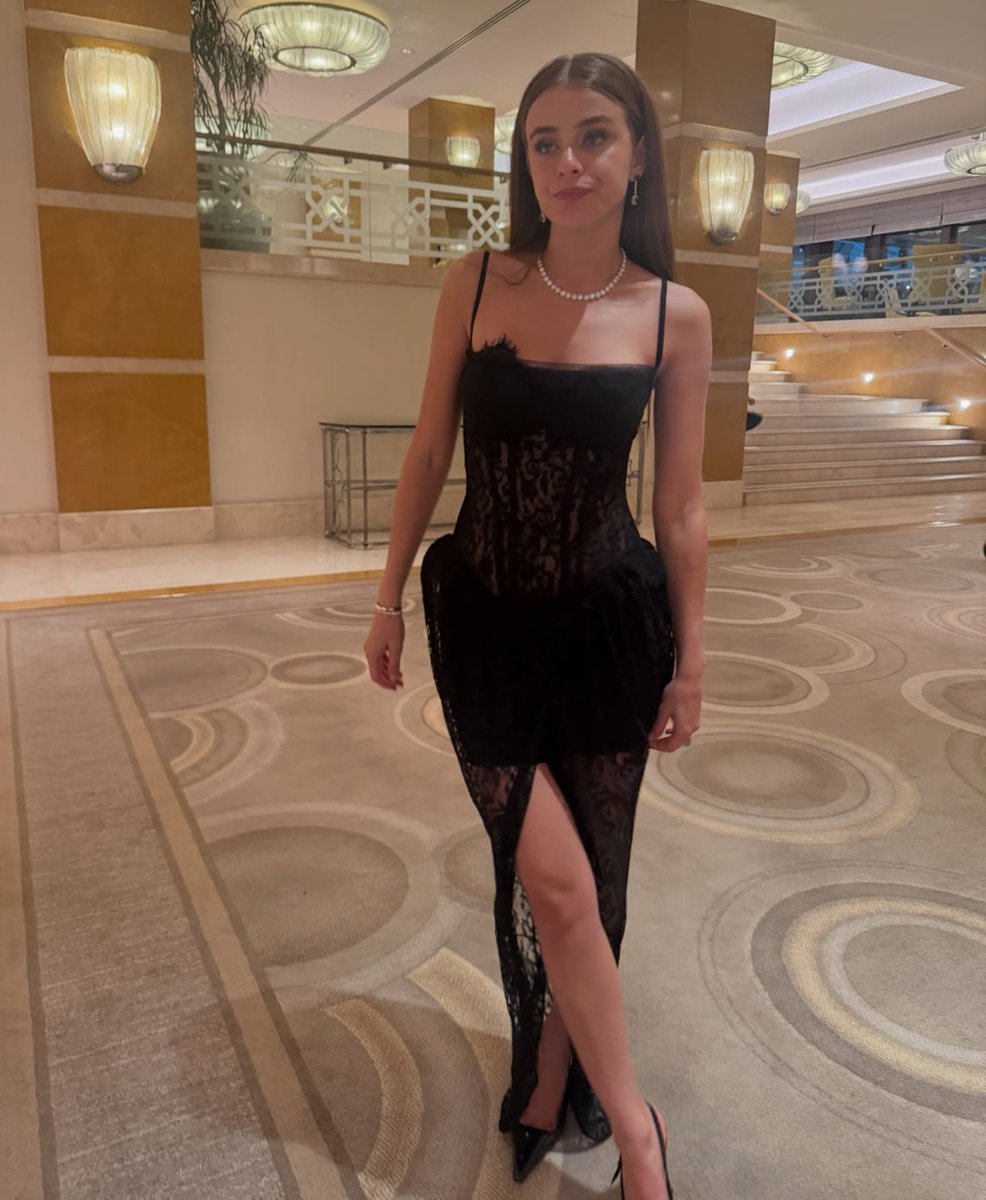 gagahaberyeni's tweet photo. İlayda Alişan, sevgilisi Oğulcan Engin’in fotoğraf çekme konusunda başarısız olmasına isyan etti:

"Kızlar erkolar gerçekten niye foto çekemiyor ya? Tahammülüm son fotoğraftaki gibi." https://t.co/fuBmGrWgGd