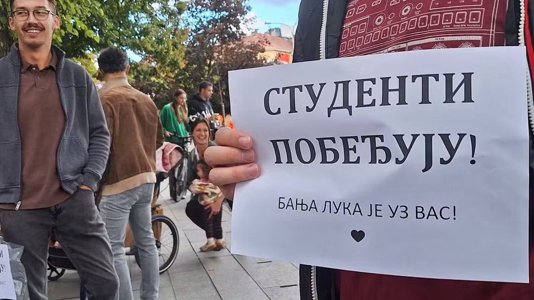 novi__DANI's tweet photo. Spontani skup podrške studentima iz Srbije u Banjaluci. Nakon vijesti o otkazivanju dolaska studenata zbog opstrukciju policije, građani su se okupili spontano da iskazu podršku. Više na linku
https://t.co/2TiRIMrnE5 https://t.co/bNLJkZPUvu