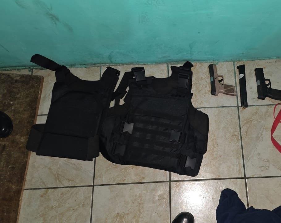 GtLiberal's tweet photo. Investigadores de #DIPANDA, en coordinación con el Ministerio Público, realizan un allanamiento en la aldea El Carmen, Santa Catarina Pinula, donde preliminarmente han localizado pistolas y chalecos antibalas. https://t.co/qv5SEvpra1