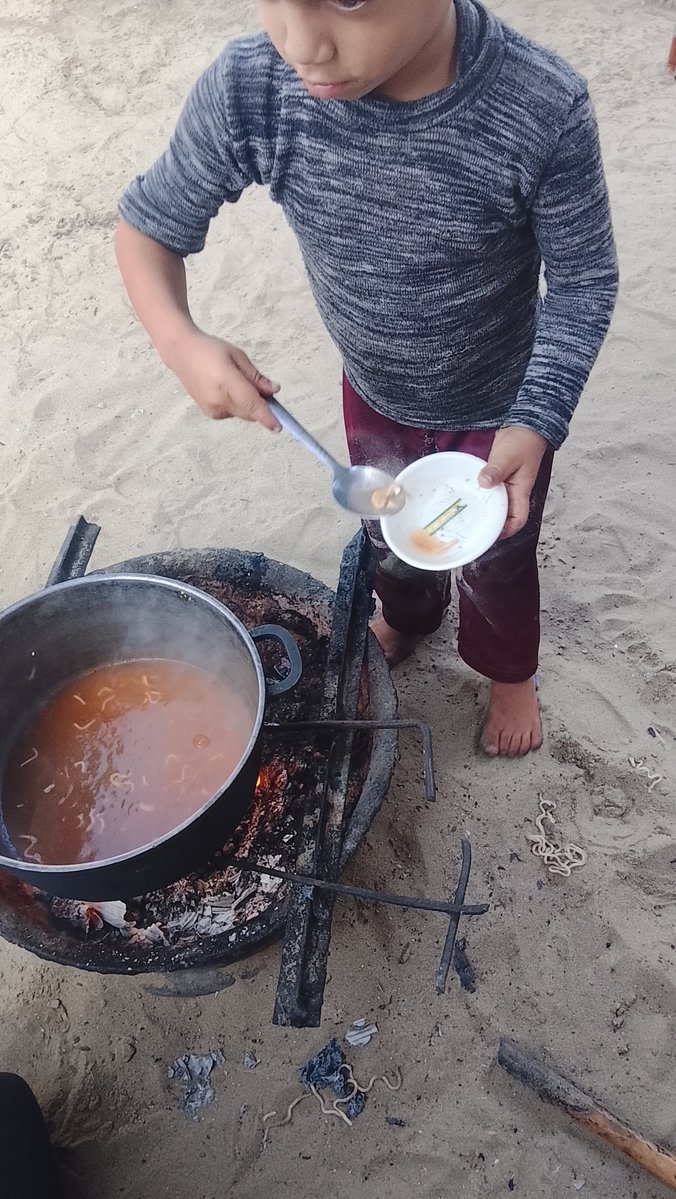 UmKhalilGaza's tweet photo. A mother in Gaza. No home. No oven.
I baked bread on the sand for my hungry son.
We are still here. 💔🇵🇸
#Gaza #KhanYounis https://t.co/3pC2GWP22c