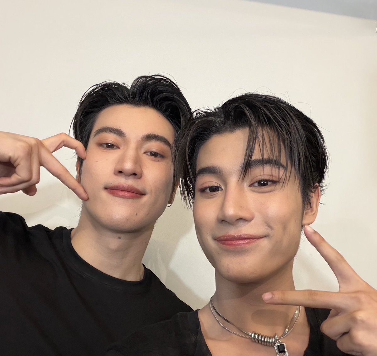 Ongsacelcius1's tweet photo. ขอบคุณทุกคนมากนะครับบที่มาหา มารอเจอกันกันวันนี้ คิดถึงทุกคนมากเลยย สนุกมาก ๆ ค้าบ กลับบ้านกันดี ๆ น้า ดูแลตัวเองกันด้วยกั๊บบ รักทุกคน❤️🫶🏻

#YSLCareCrushxInnOngsa https://t.co/jgAJ3nmI8P