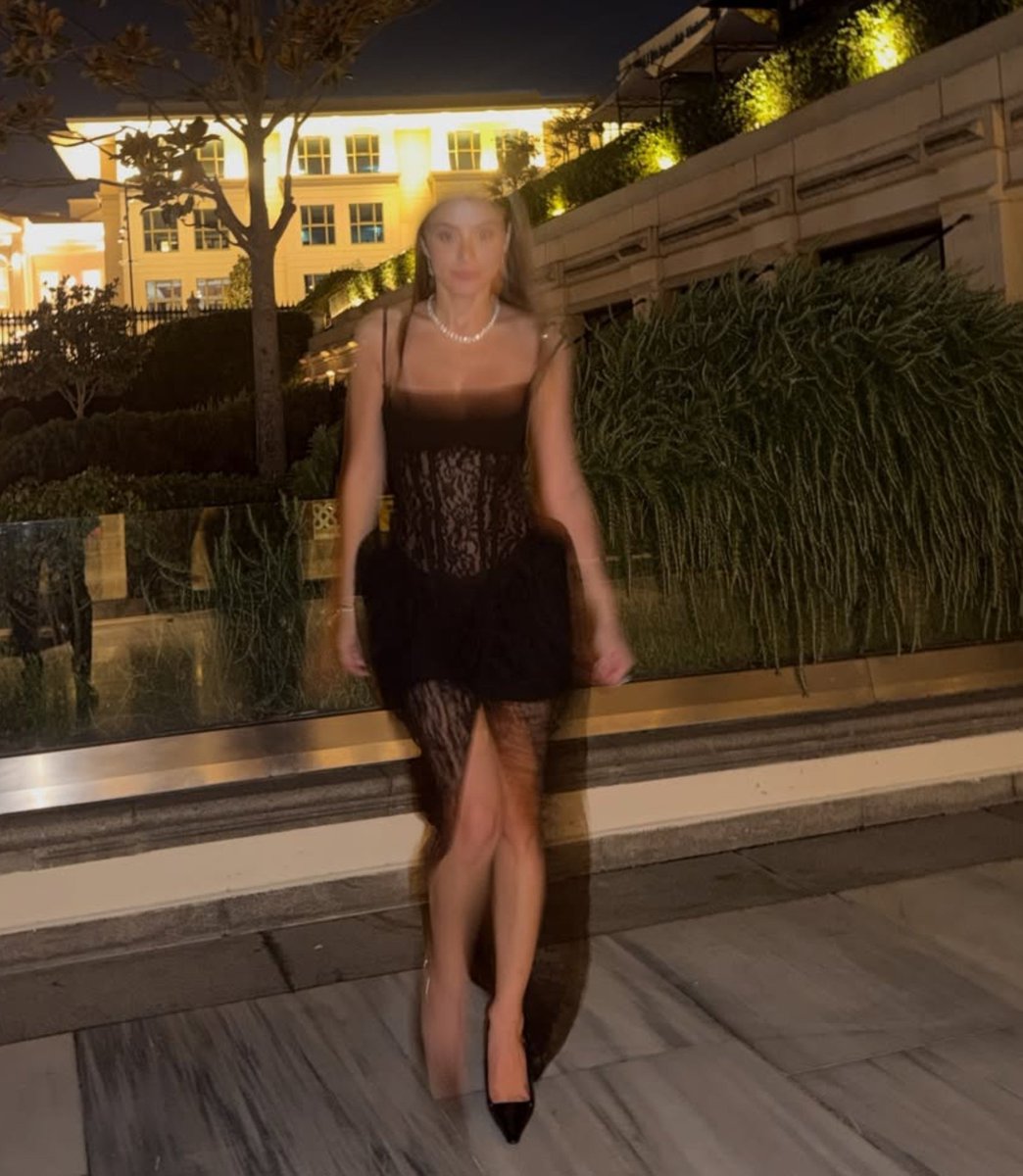 gagahaberyeni's tweet photo. İlayda Alişan, sevgilisi Oğulcan Engin’in fotoğraf çekme konusunda başarısız olmasına isyan etti:

"Kızlar erkolar gerçekten niye foto çekemiyor ya? Tahammülüm son fotoğraftaki gibi." https://t.co/fuBmGrWgGd