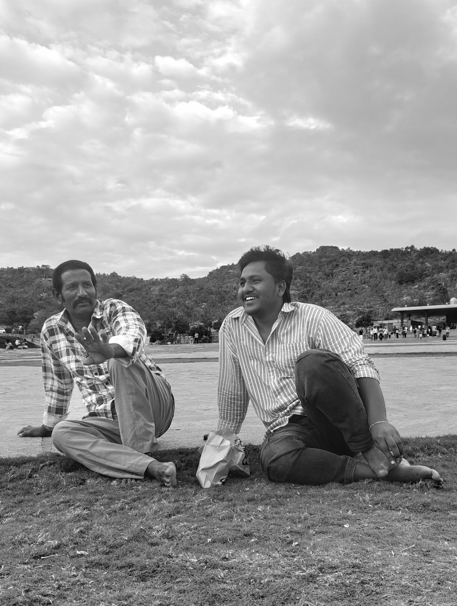 Icon_Dhf's tweet photo. Hi @SKNonline  anna , maadhi Nellore ,nenu @alluarjun kosam ee twitter ki vachanu...eeroju ma NANNA ki BRAIN SURGERY cheyali anna.per week ki 3 and half Lakh avutundi anta..mem middle class family anna,  Nuvvu ENTHO MANDHIKI EE TWITTER LO HELP CHESTUNDAGA CHUSANU anna... https://t.co/q8u4xHbikL