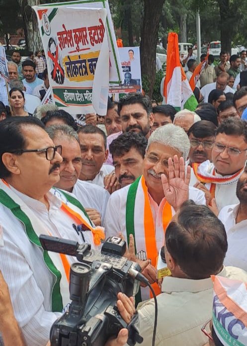 prof_RajeshVaid's tweet photo. आज 📍 चंडीगढ़ में अखिल भारतीय कांग्रेस कमेटी के आह्वान पर ‘वोट चोरी’ के खिलाफ चु���ाव आयोग कार्यालय के देशव्यापी घेराव और विरोध प्रदर्शन में शामिल हुआ।

@RahulGandhi
K.C. Venugopal 
Priyanka Gandhi Vadra
Sanjay Dutt
Indian National Congress
Indian National Congress - Haryana https://t.co/9DkDmWD4Wv