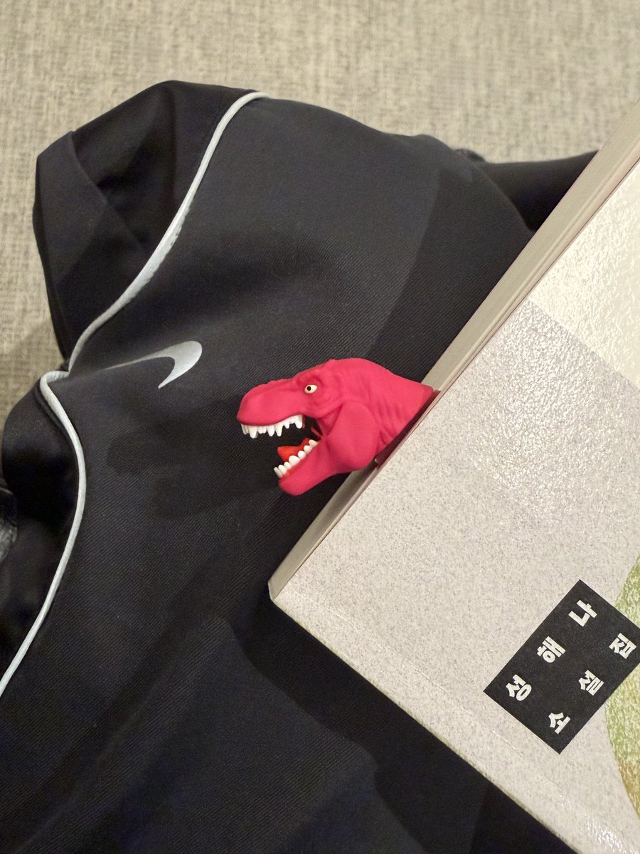 gawuone's tweet photo. When you’re trying to be nonchalant and mysterious but your obsession towards dinosaurs run deep. Hashtag I tried (and read) https://t.co/nq34bammsB