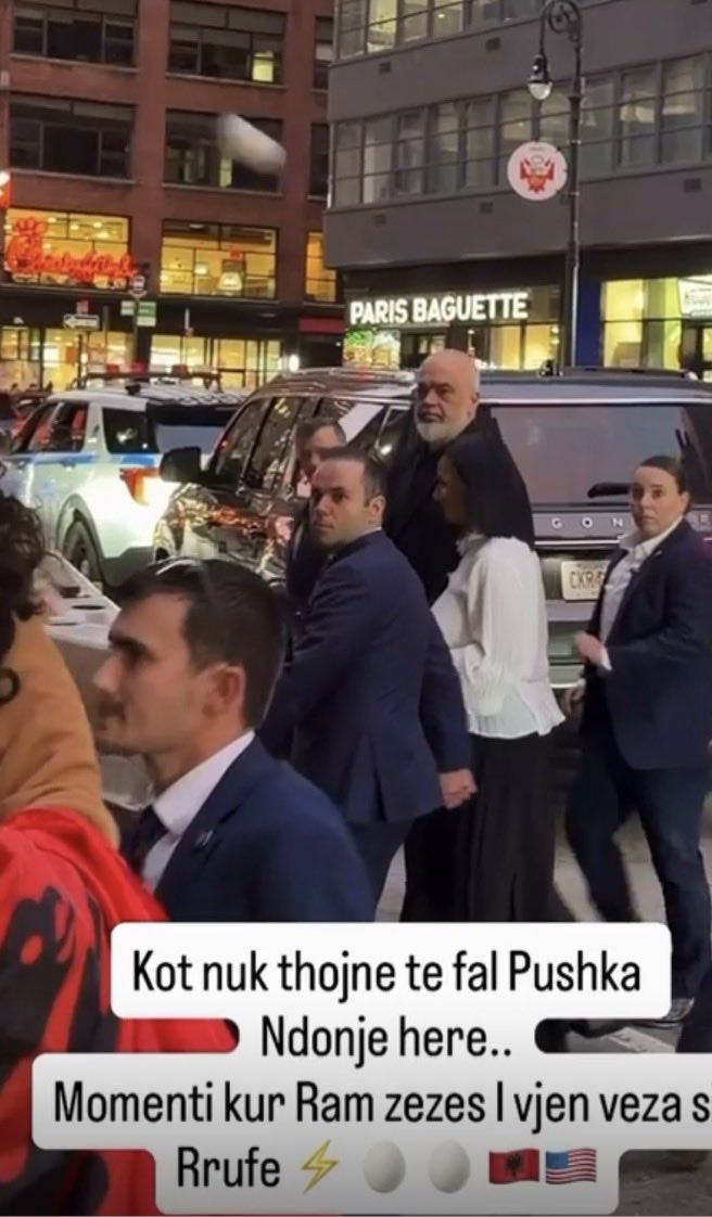 ediramaal's tweet photo. Këtyre që mbulohen me flamurin kombëtar dhe çarten rrugëve si pula histerike, u them vetëm se atë flamur e kam ngritur më lart se çka qenë kurrë ndonjëherë në sytë e botës. Kurse atyre që kujtojnë se do më ndalin me baltë, vezë dhe jargë, në misionin tim për ta çuar flamurin tonë në majën e Europës së Bashkuar, u them se nëse për herë të parë në historinë e shtetit shqiptar, kemi një sistem institucional që shfaq aftësi vetëpastrimi, kjo është një arritje e madhe që nuk ka rënë nga qielli po ka ardhur pikërisht si një nga rezultatet historike të këtij misioni!  

Dhe le ta dëgjojnë e ta mbajnë mirë vath në vesh meqë kujtojnë se mposhtem unë dot me “bombat çudibërëse” që amplifikojnë në kupë të qiellit ditë e natë fjalën korrupsion: 

Në një vend që është i mbytur në kënetën e korrupsionit, nuk ka luftë frontale e as rezultate konkrete kundër korrupsionit dhe atë vend e kemi jetuar ne, që të gjithë, deri kur unë me partinë time e kthyem rrotën e drejtësisë nga barazia e të gjithëve para ligjit! 

Sot Shqipëria nuk është më ai vend e prandaj edhe Bashkimi Europian me Shtetet e Bashkuara e çmojnë gjithnjë e më shumë Shqipërinë për këtë luftë, ndërkohë që pulat histerike të katundit tonë kakarisin e hedhin vezë në ajër për llogari të gjelave tallagjarë të pazarit politik e mediatik, të cilët i gënjen mendja sa një vezë, se do të më ndalin mua me llogjet e pafundme për korrupsionin që po luftohet nga vetë sistemi që po ndërtojmë, apo me sharjet e mallkimet folklorike si të këtij sqepit bashkëngjitur, që e shkruan shqipen me këmbët e pulës😁