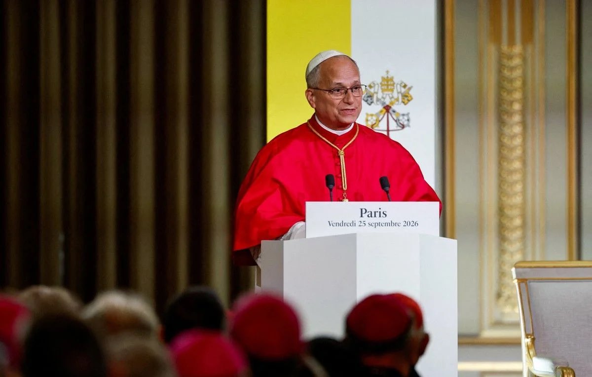 SheikhMehdizade's tweet photo. Bienvenue en France, Saint-Père @Pontifex 🇫🇷🇻🇦

Comme imam musulman engagé dans le dialogue entre les religions et dans la défense de la paix, je veux saluer votre présence en France avec respect et espérance.

Nous vivons une époque où les religions sont parfois utilisées comme des instruments de division, où l’extrémisme cherche à parler au nom de Dieu et où la haine tente de s’installer entre des communautés qui ont pourtant tant à partager.

Je crois profondément que notre responsabilité, nous qui portons une parole religieuse, est de ne jamais laisser la religion devenir un refuge pour la haine.

Le dialogue entre musulmans, chrétiens et juifs ne doit pas être une simple rencontre entre responsables religieux. Il doit devenir une véritable force morale face à l’extrémisme, à l’antisémitisme, à la haine religieuse et à toutes les formes de violence.

Nous pouvons avoir des théologies différentes, des histoires différentes et des convictions profondément différentes. Mais nous pouvons nous retrouver autour d’une exigence commune : protéger la dignité de l’être humain et transmettre aux générations futures autre chose que les blessures et les haines du passé.

La France a une place particulière dans cette mission. Sa liberté, sa diversité et son histoire en font un lieu où le dialogue entre les traditions peut prendre une dimension universelle.

Je souhaite que votre visite contribue à ouvrir davantage cet espace de dialogue, avec sincérité, avec courage et sans naïveté.

Bienvenue en France, Saint-Père.

Puissions-nous, chacun depuis notre tradition, avoir le courage de dire clairement que Dieu ne peut jamais être invoqué pour justifier la haine de l’autre.

Et puissions-nous faire de nos différences non pas des murs, mais des ponts vers une paix véritable.

🕊️🇫🇷🇻🇦

#PapeÀParis 
#PapeLéonXIV