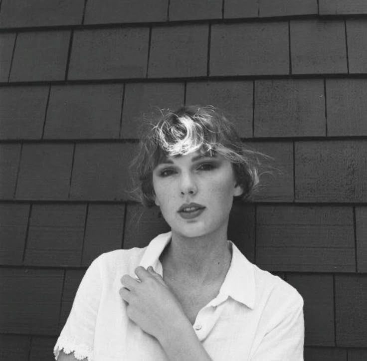 poponze's tweet photo. Taylor Swift contou que quis manter o storytelling de ‘folklore’ em ‘The Life of a Showgirl’:

“Meus principais objetivos eram ter melodias tão contagiantes que você quase ficasse com raiva delas. Eu não conseguiria abandonar isso [o storytelling de ‘folklore’] nem se tentasse. A essa altura, eu tenho coisas para dizer. Estou casada com esse tipo de escrita.”