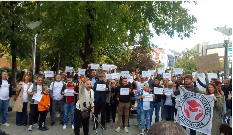 novi__DANI's tweet photo. Spontani skup podrške studentima iz Srbije u Banjaluci. Nakon vijesti o otkazivanju dolaska studenata zbog opstrukciju policije, građani su se okupili spontano da iskazu podršku. Više na linku
https://t.co/2TiRIMrnE5 https://t.co/bNLJkZPUvu
