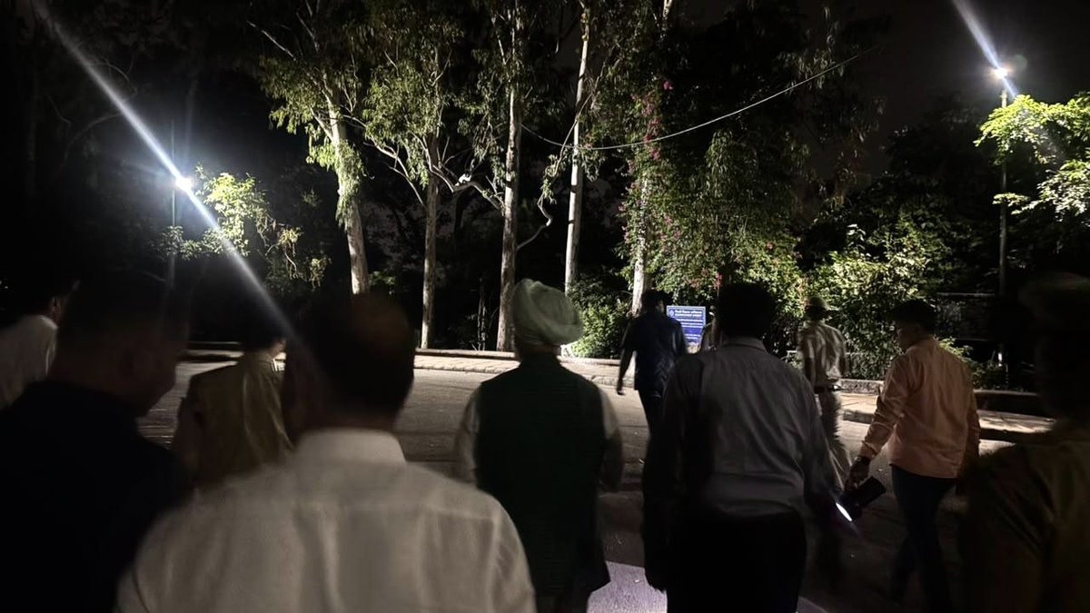 LtGovDelhi's tweet photo. Conducted a surprise inspection of Bonta Park in the Northern Ridge near Delhi University, along with the Chief Secretary and @DcpNorthDelhi , to assess on-ground security, lighting and the elimination of dark spots along walkways.

Safety of women and children is a top priority. Directed authorities to ensure every public recreational space is well-lit, secure and regularly patrolled, with lighting kept fully operational.

Every Delhiite should walk, exercise and enjoy our parks without fear!