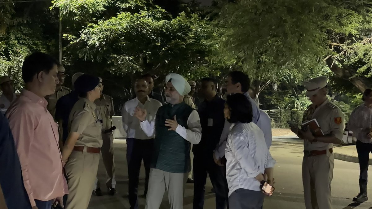 LtGovDelhi's tweet photo. Conducted a surprise inspection of Bonta Park in the Northern Ridge near Delhi University, along with the Chief Secretary and @DcpNorthDelhi , to assess on-ground security, lighting and the elimination of dark spots along walkways.

Safety of women and children is a top priority. Directed authorities to ensure every public recreational space is well-lit, secure and regularly patrolled, with lighting kept fully operational.

Every Delhiite should walk, exercise and enjoy our parks without fear!